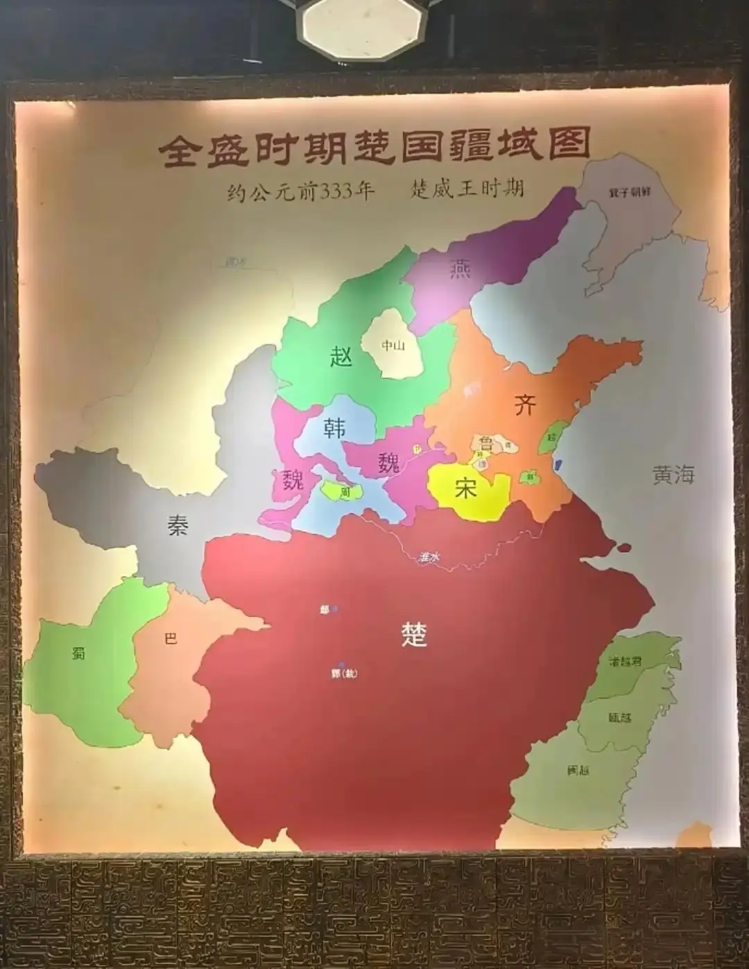 Modern Wuhan life reflecting ancient Chu culture heritage, people in daily activities along the Yangtze