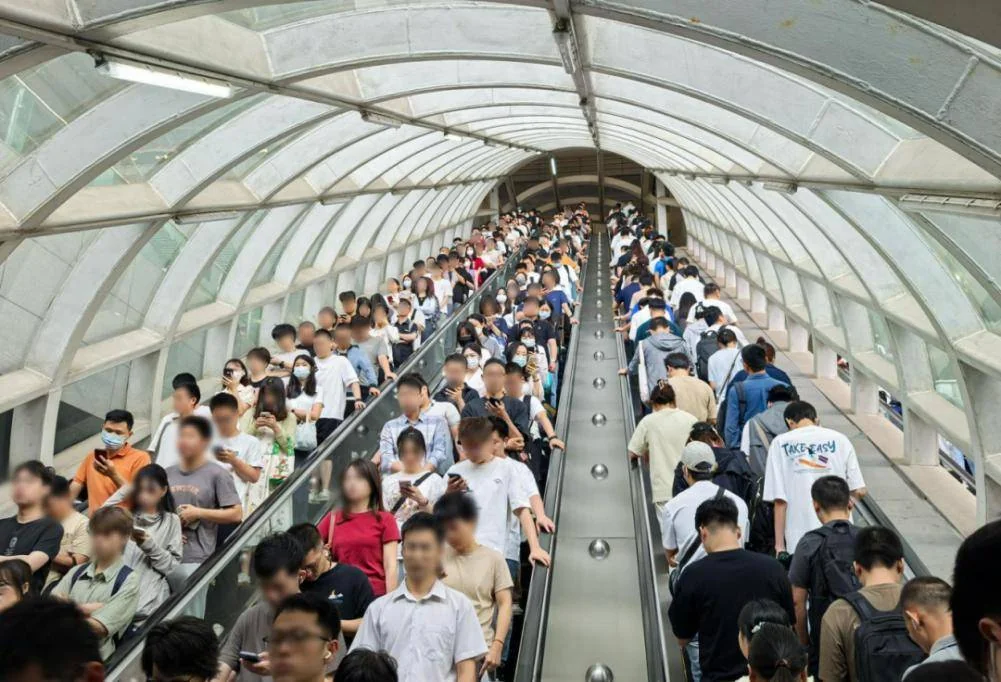 A crowded metro escalator
