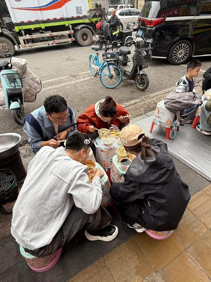 Two Wuhan residents chatting on a street corner with animated gestures, illustrating how everyday conversations in Wuhan can sound like arguments to outsiders