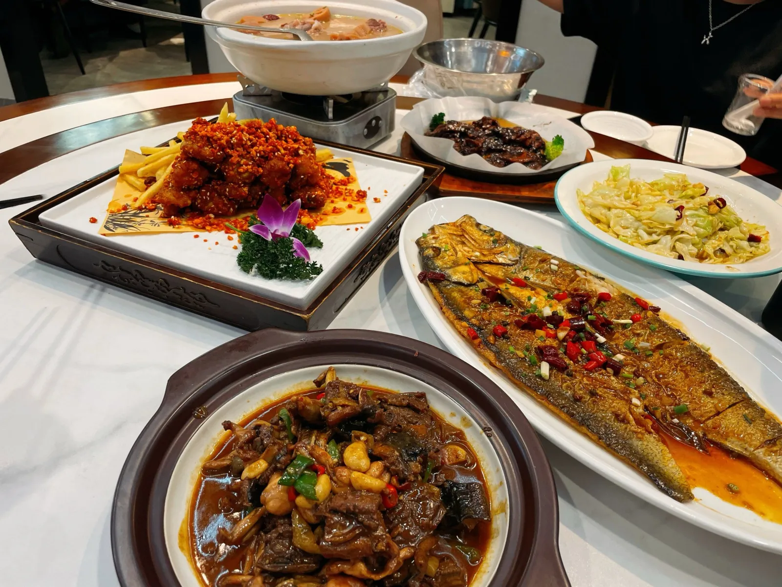 A table full of classic Wuhan dishes — steamed Wuchang fish, lotus root soup, duck neck, and more